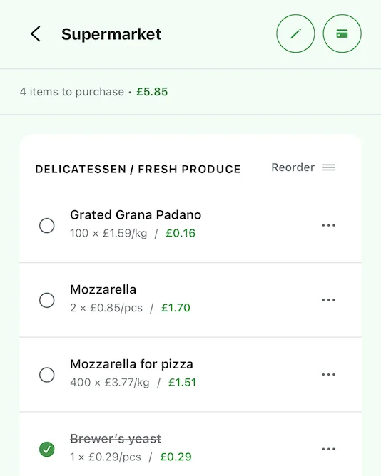 Screenshot of the Spesary app: grocery list organized by aisle, with linked loyalty card.